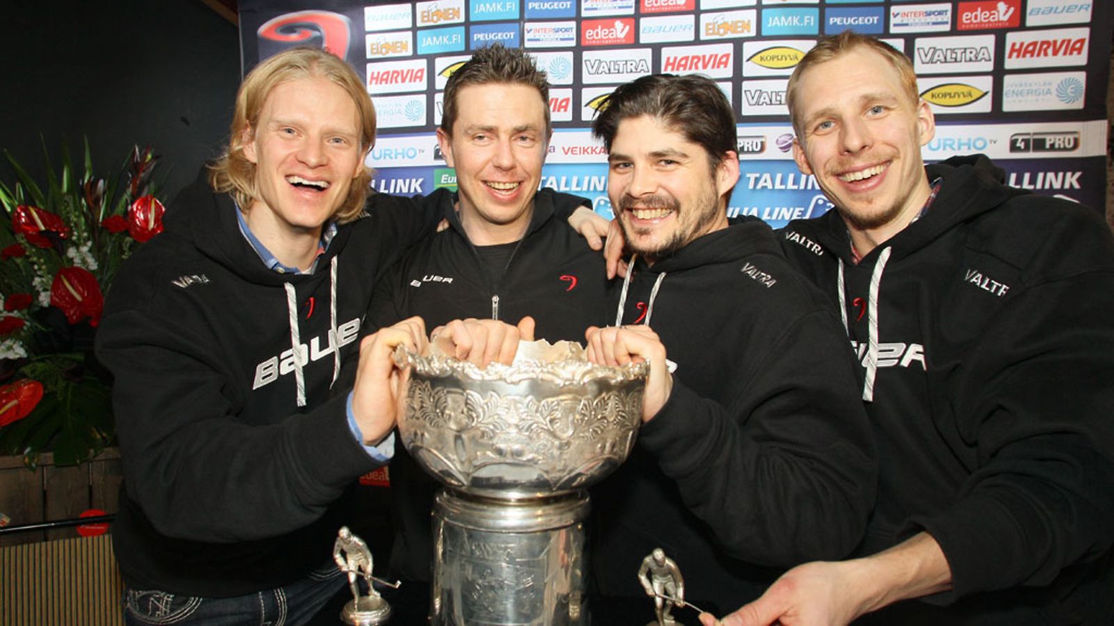 JYP-juhlijat Jani Tuppurainen (vas), päävalmentaja Jyrki Aho, Eric Perrin sekä Juha-Pekka Hytönen.