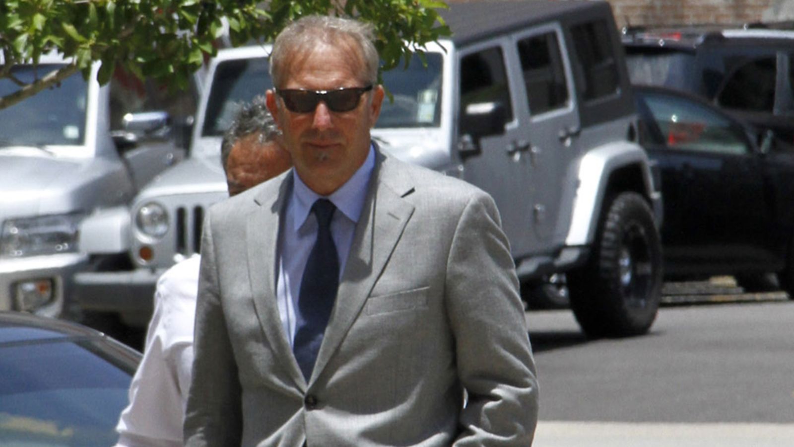 Kevin Costner menossa oikeustaloon.