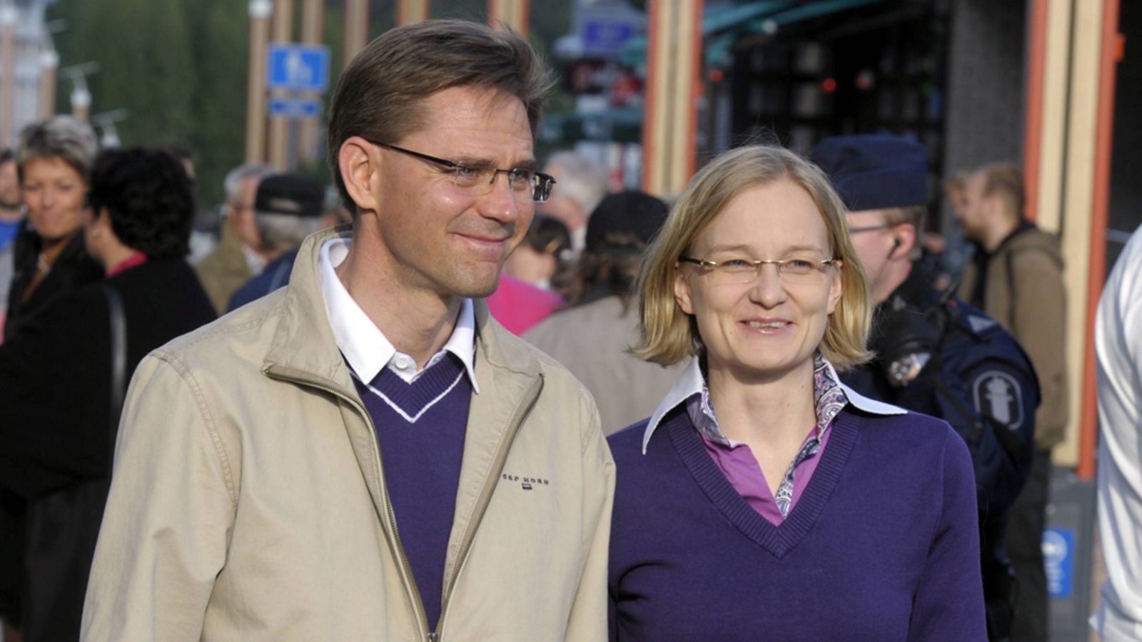 Jyrki Katainen ja vaimo Mervi saapuivat kuuntelemaan Rockamanian konserttia Lordin-aukiolle.