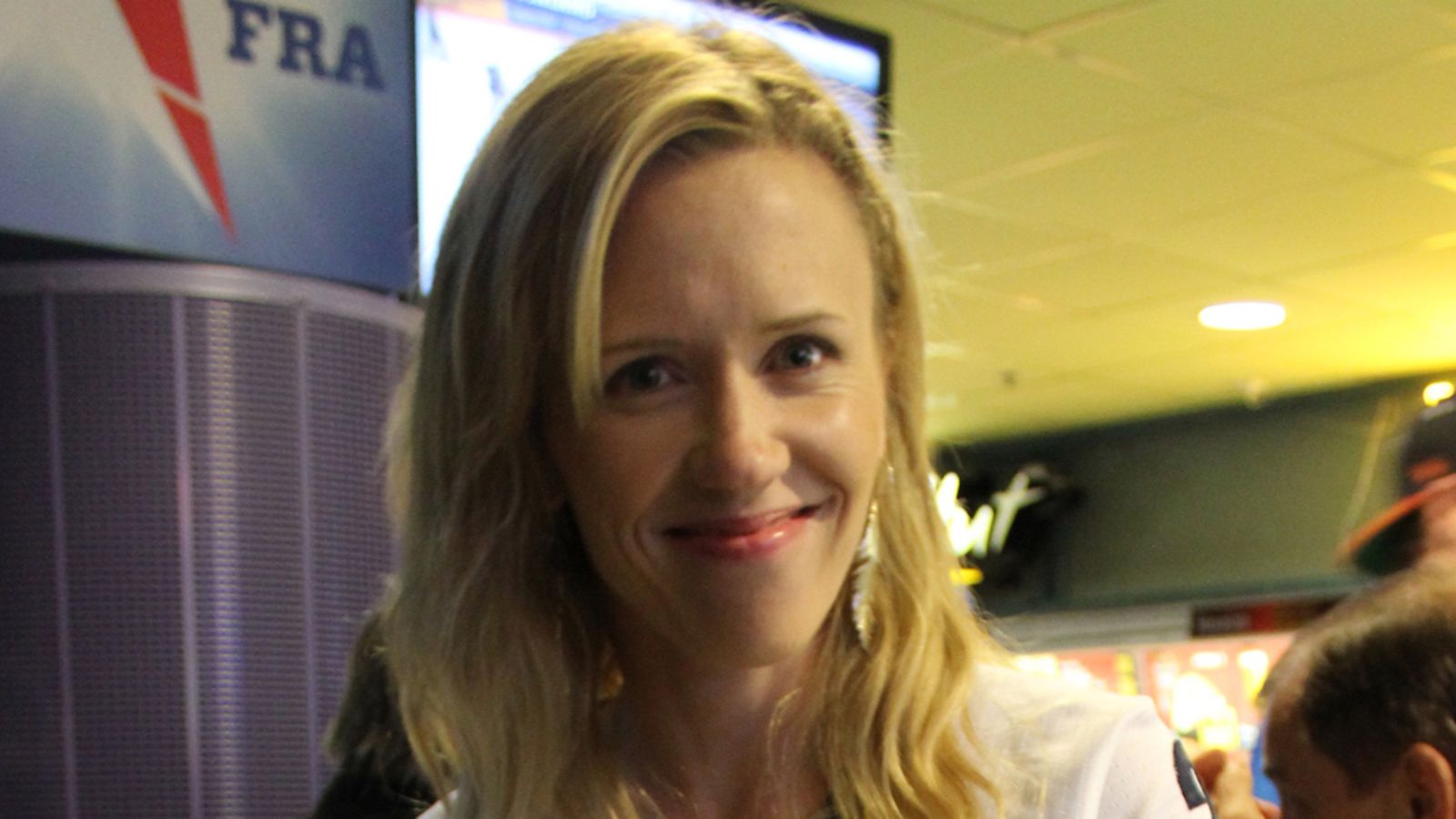 Niko Kapasen vaimo Liisa Kapanen Areenalla 19.5.2012.