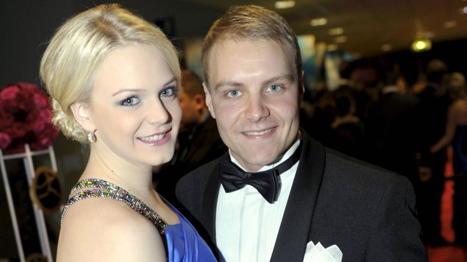 Emilia Pikkarainen ja Valtteri Bottas poseerasivat yhdessä Urheilugaalassa.