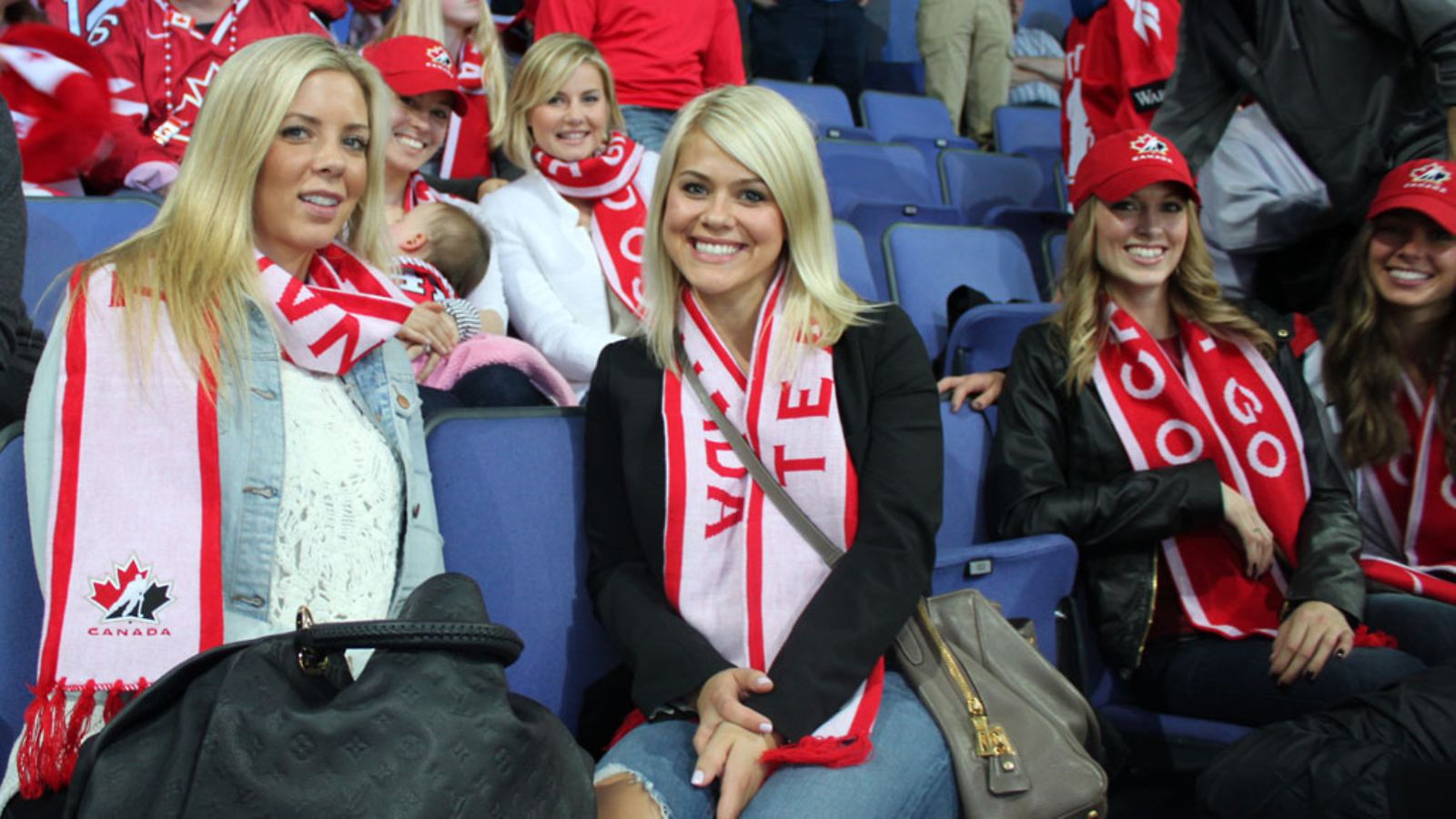 24-sarjasta tunnettu Elisha Cuthbert seurasi ottelua yhdessä muiden vaimojen kanssa.