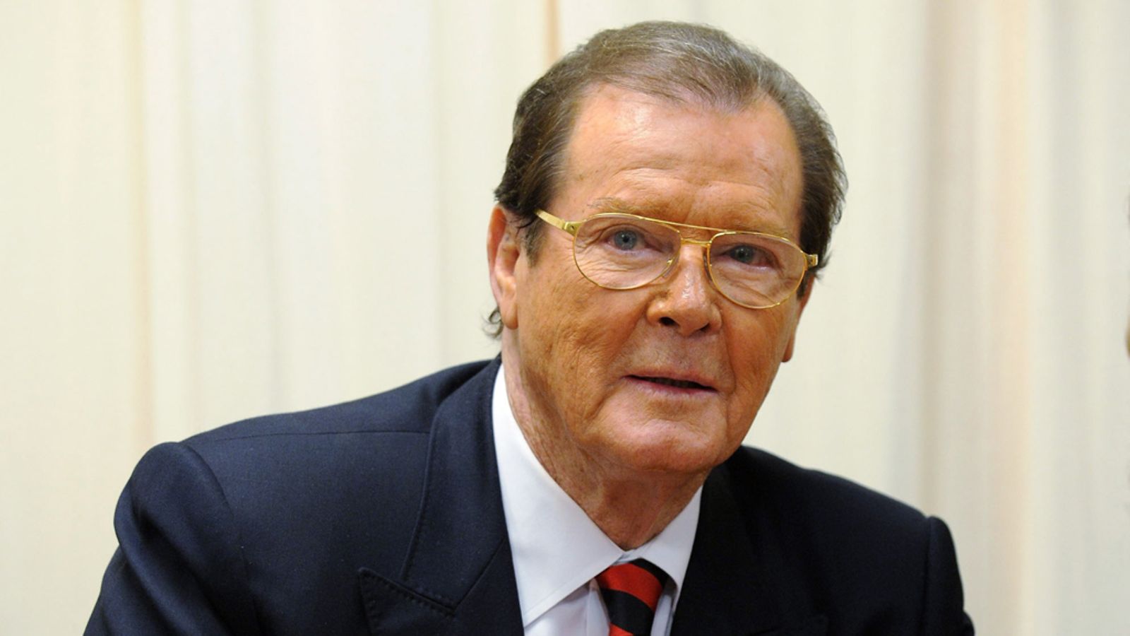 Roger Moore julkaisee kirjan kokemuksistaan James Bondina.