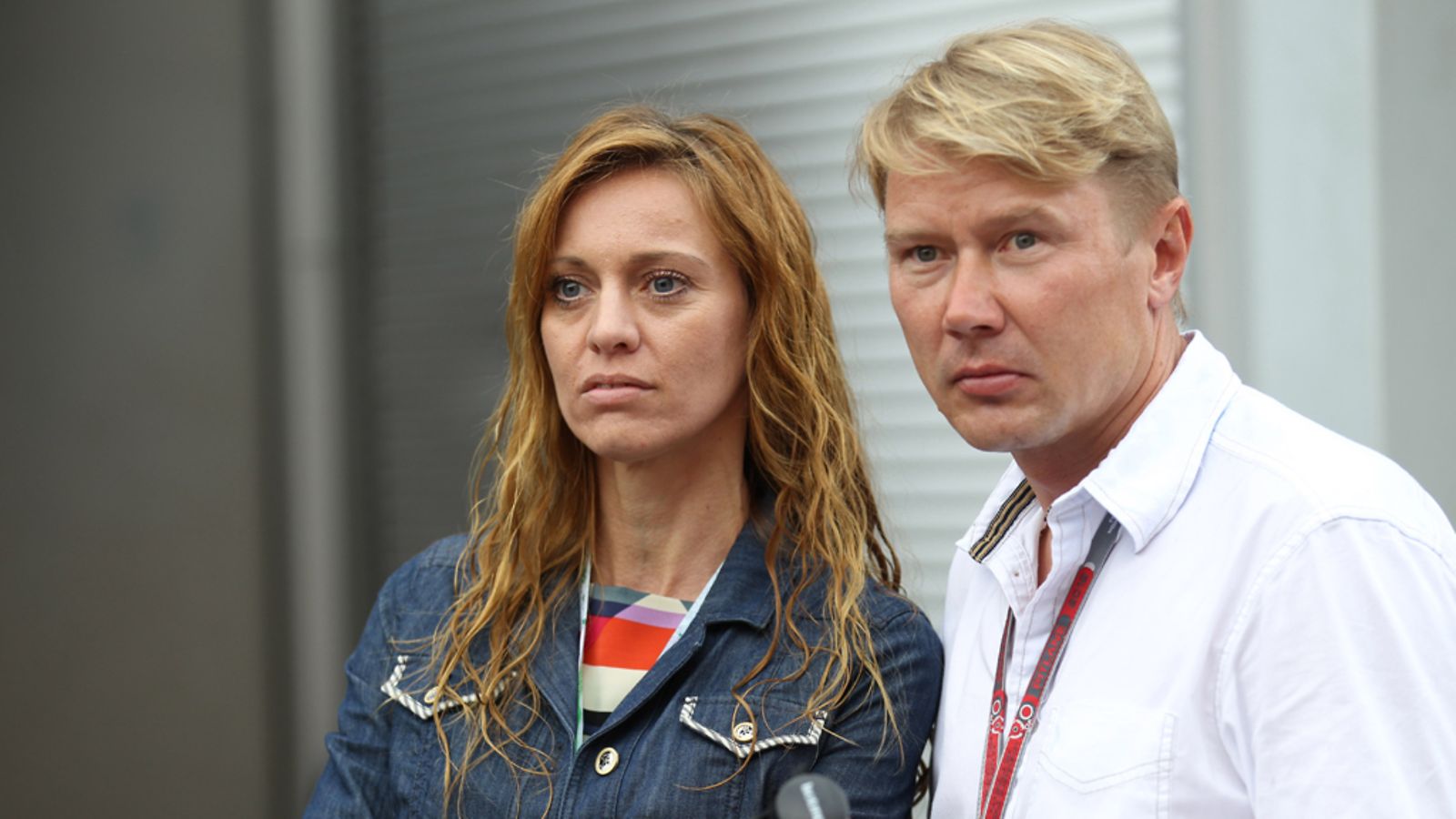 Mika Häkkinen ja Marketa Kromatova seuraamassa Monacon GP:n harjoituksia.
