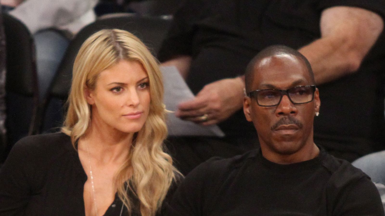 Eddie Murphy ja Paige Butcher koripallo-ottelussa.