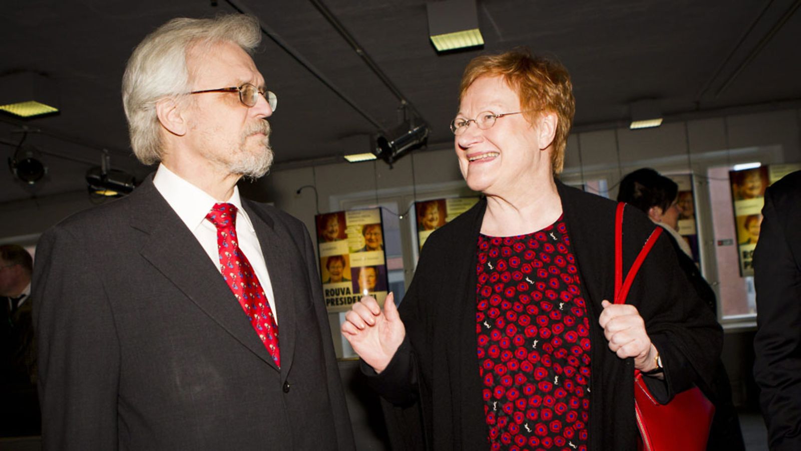Tarja Halonen ja Pentti Arajärvi saapuivat elokuvan ensi-iltaan hyväntuulisina.