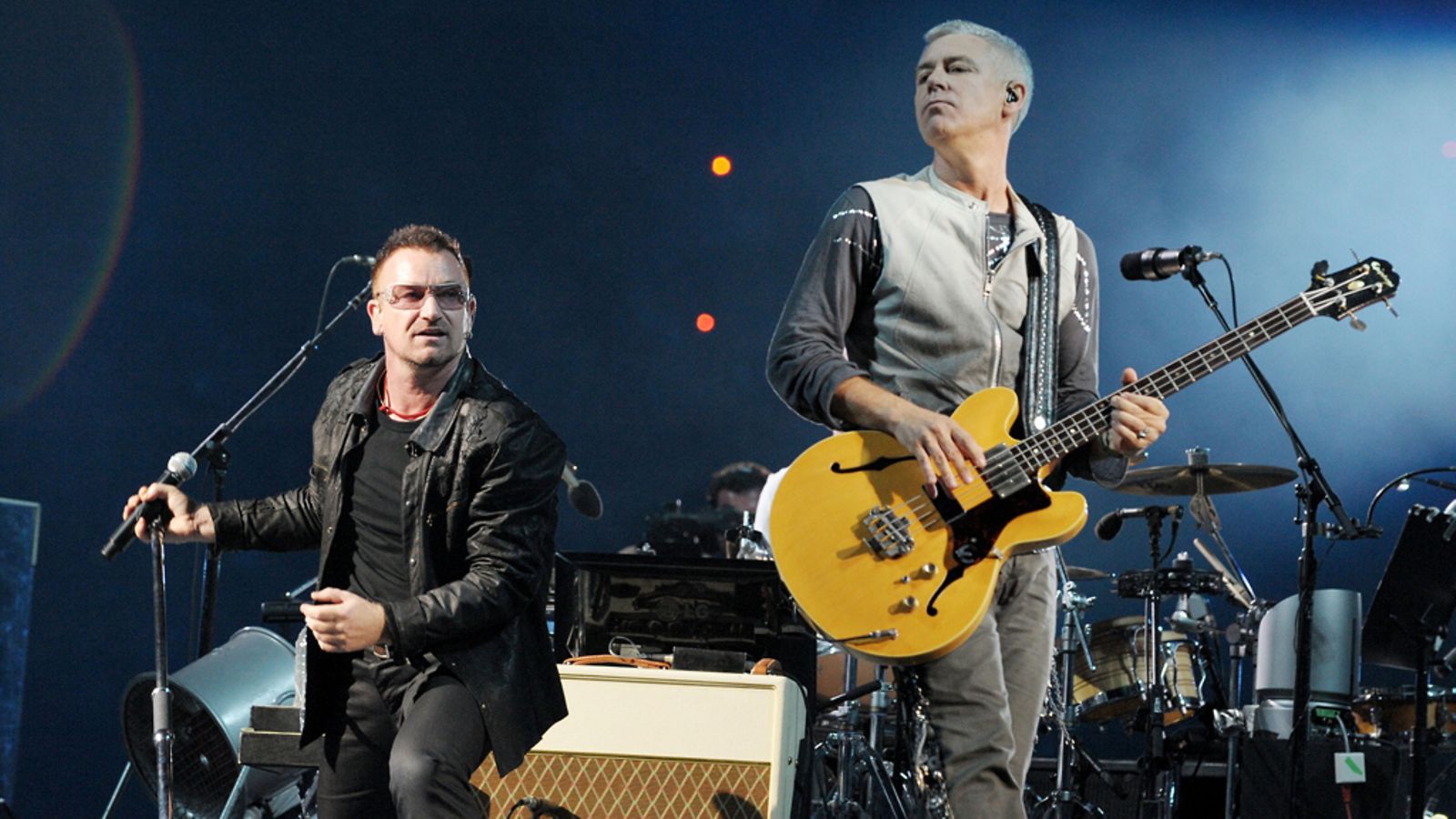 U2-yhtyeen Bono ja Adam Clayton.