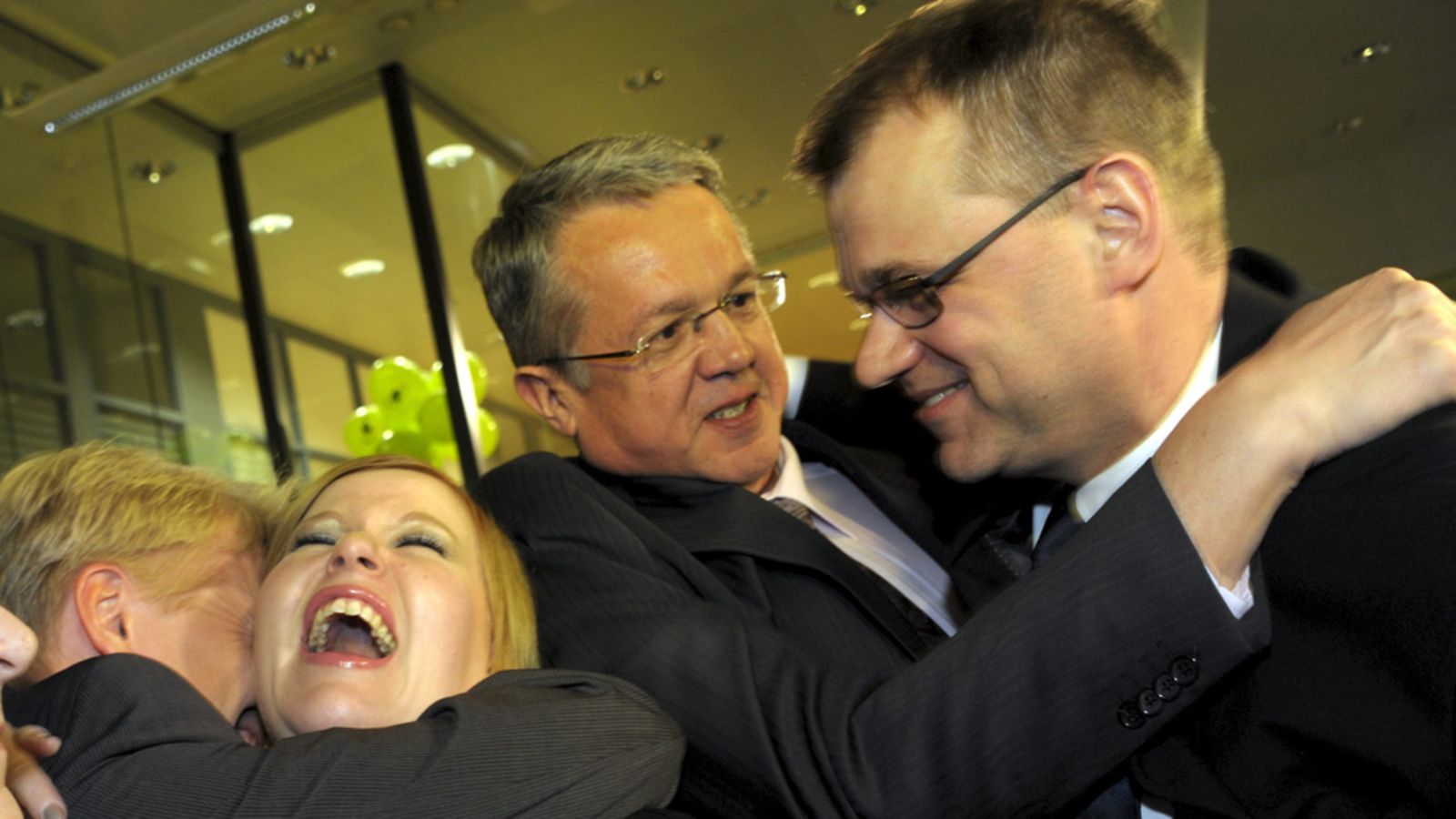 Keskustan eduskuntaryhmän puheenjohtaja Kimmo Tiilikainen (vas.), varapuheenjohtajat Annika Saarikko ja Juha Rehula sekä puheenjohtaja Juha Sipilä riemuitsevat