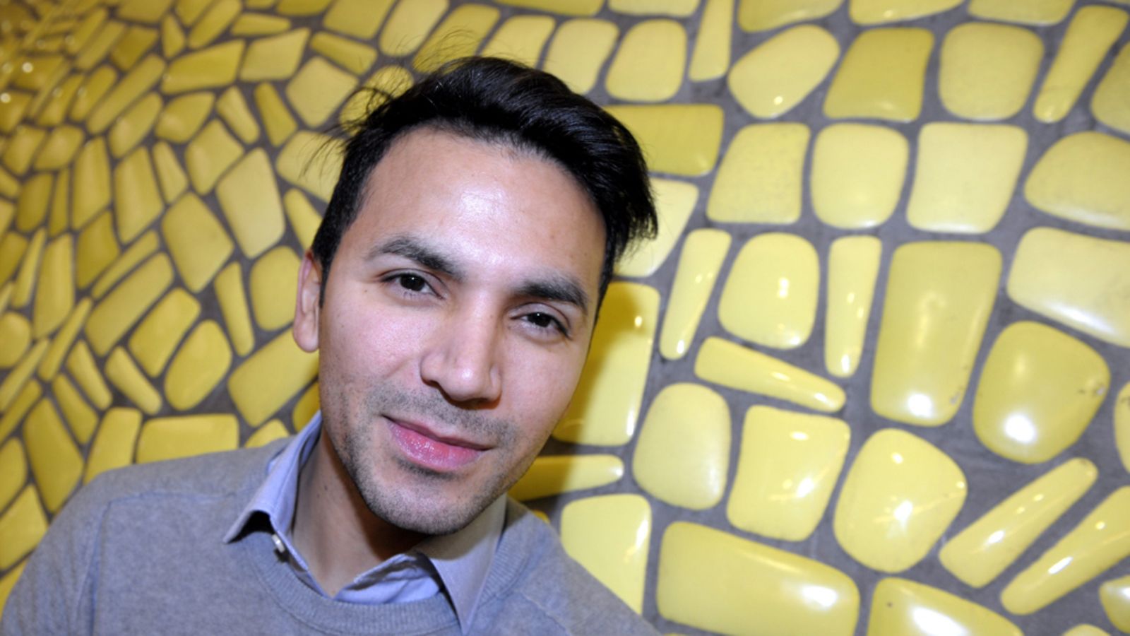 Tallenna  Vihreiden presidenttiehdokas Pekka Haaviston puoliso Antonio Flores tapasi muita parturi-kampaajia 25. tammikuuta 2012 Kampin keskuksessa Helsingissä.