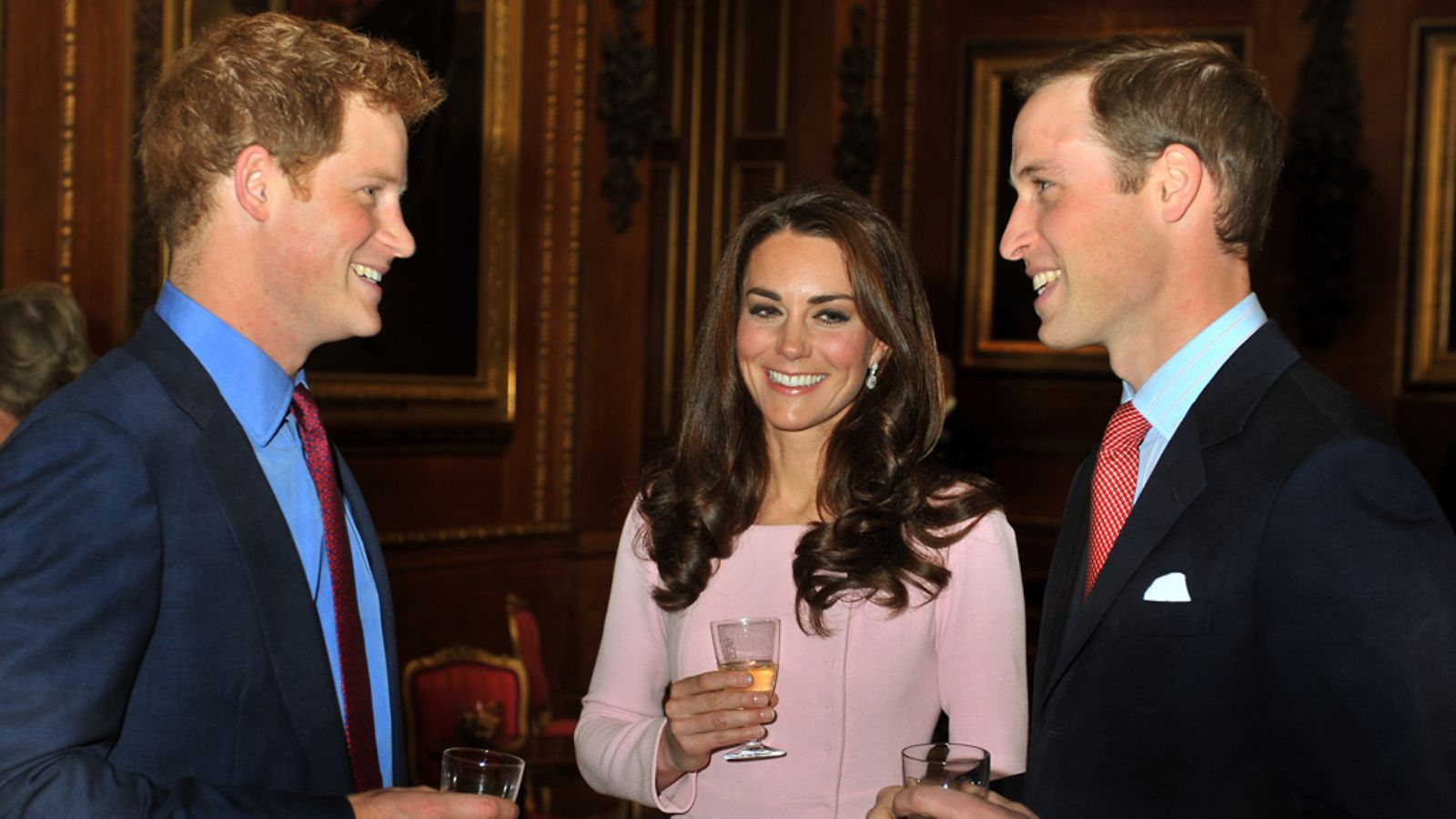 Cambridgen herttuapari William ja Catherine edustivat upeasti kuningatar Elisabetin juhlalounaalla.Cambridgen herttuapari William ja Catherine sekä prinssi Harry kuningatar Elisabetin juhlalounaalla.