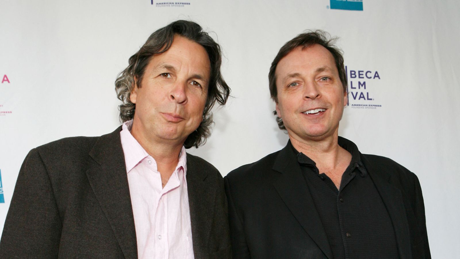 Farrelly Brothers: Oikealla poikansa menettänyt Bobby Farrelly vieressään veljensä Peter Farrelly.