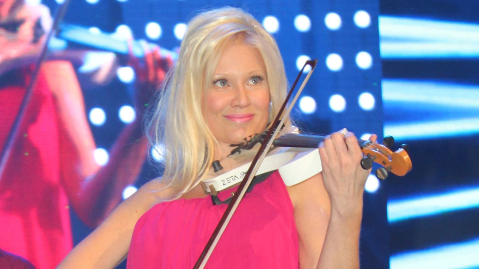 Linda Lampenius-Cullberg esiintyi Step Upin 25-vuotisjuhlassa.