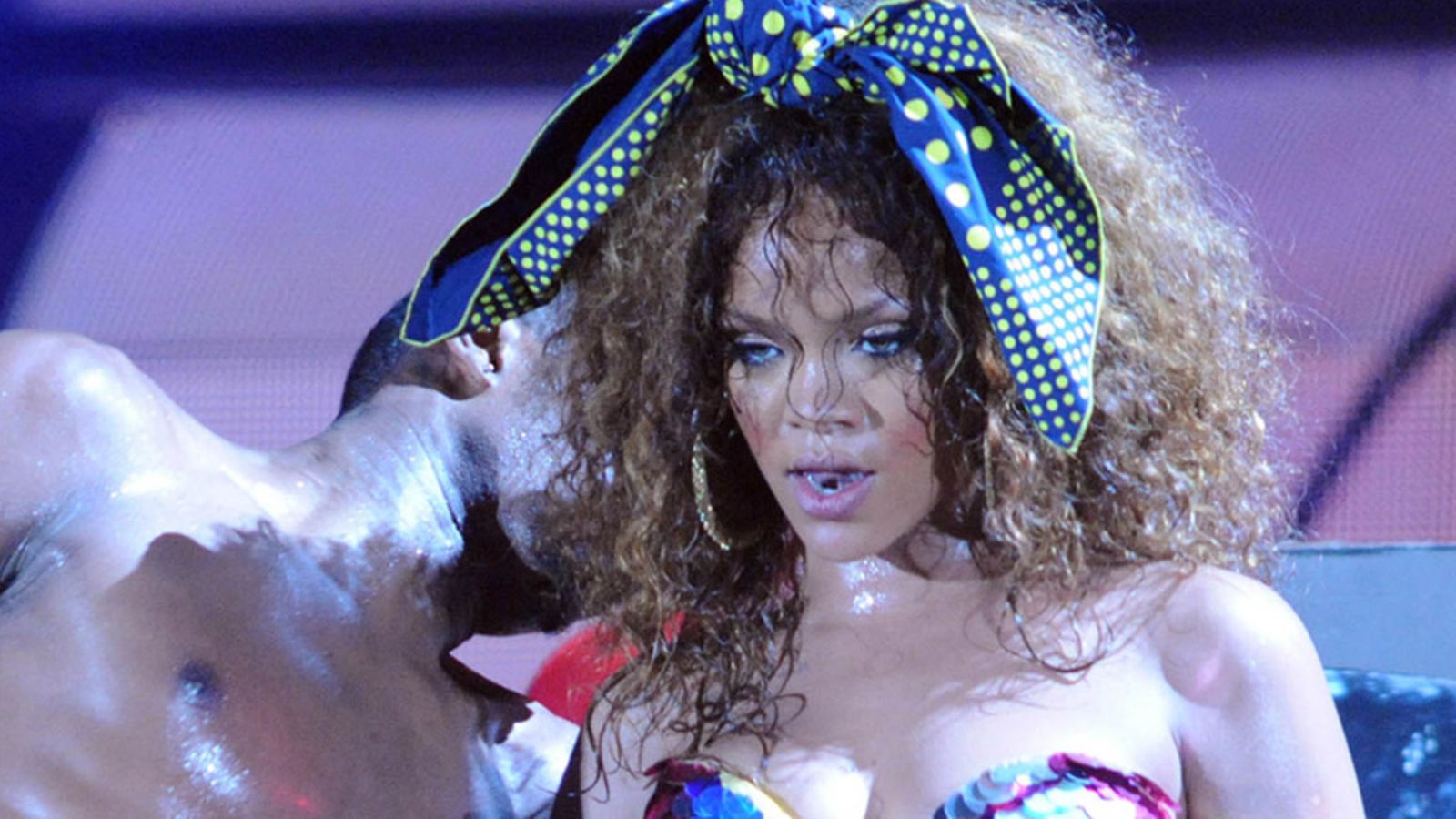 Rihanna biletti ankarasti Suomen-keikan jälkeen. Kuva kiertueelta.