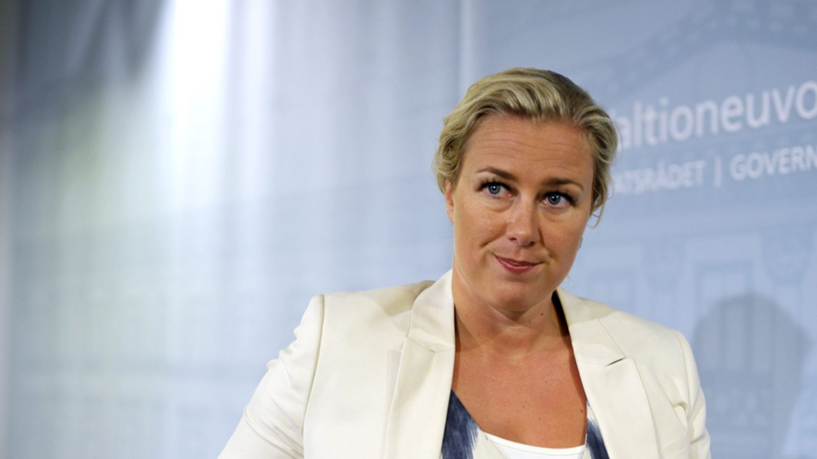Jutta Urpilainen tiistain tiedotustilaisuudessa.