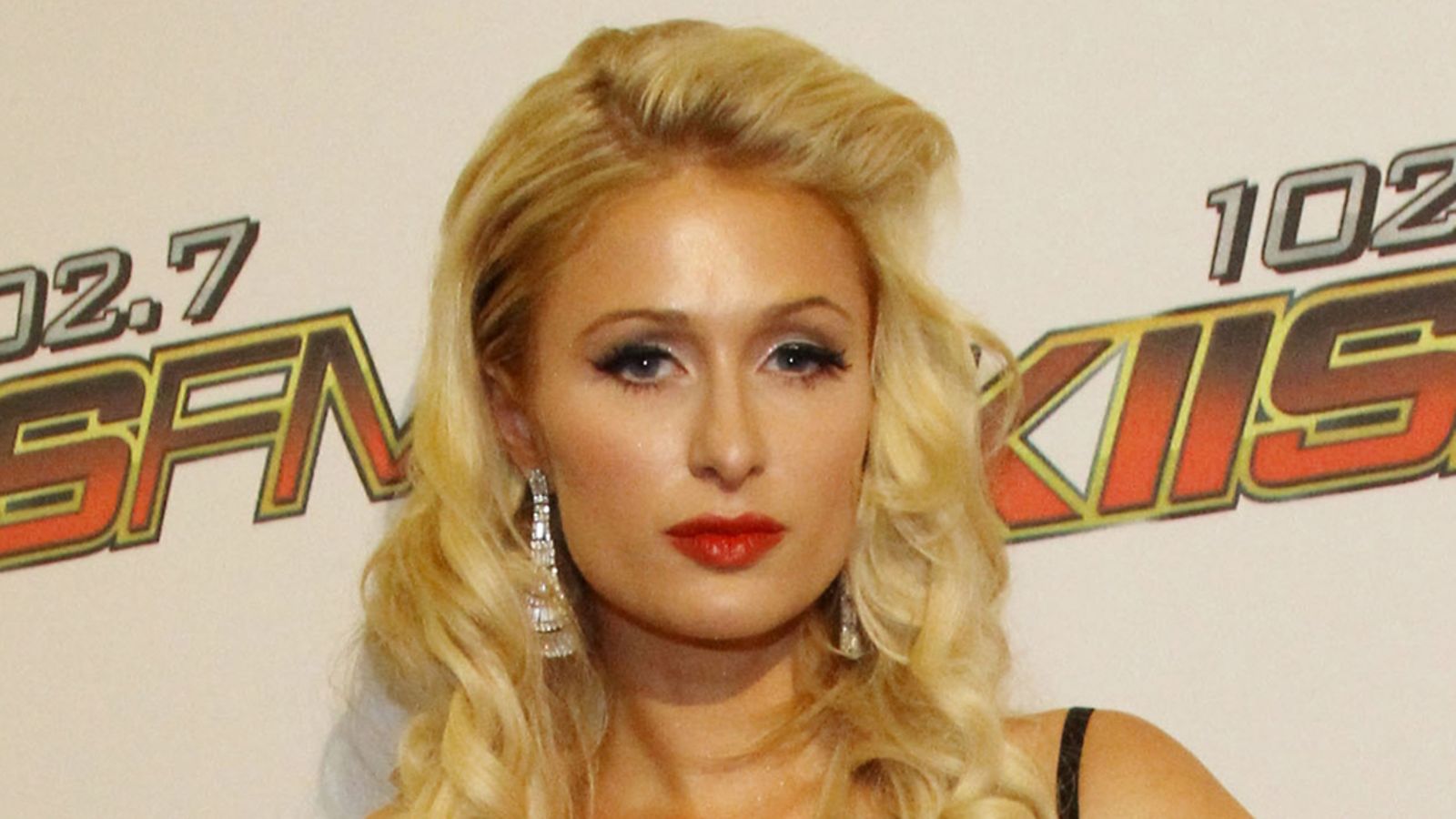 Paris Hilton hehkeänä uuden tosi-tv-sarjansa ensi-illassa.