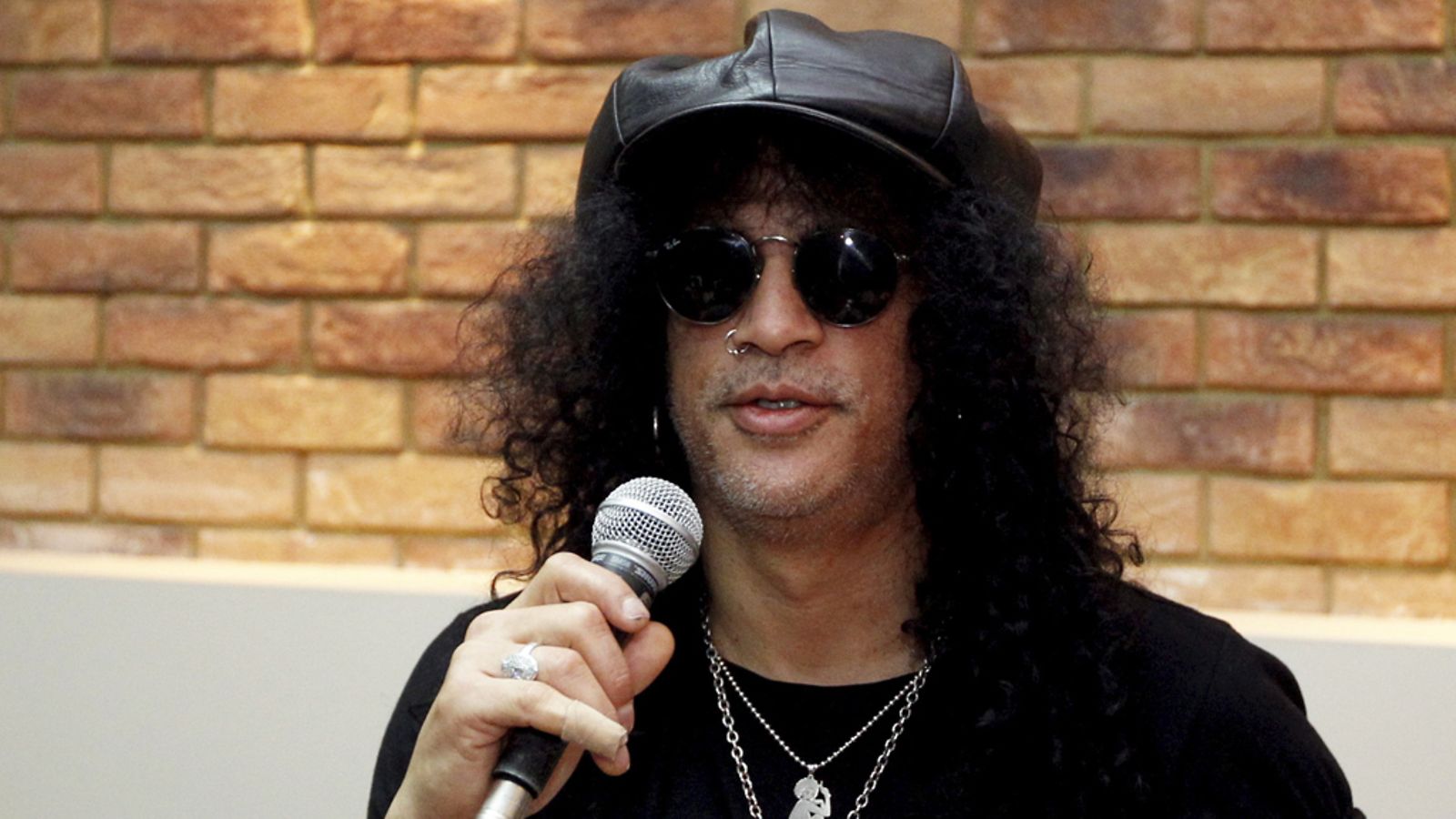 Slash esiintyy tiistaina Suomessa.