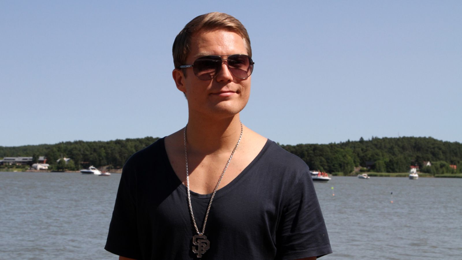 Cheek nauttii kesästä keikkapaikoilla.