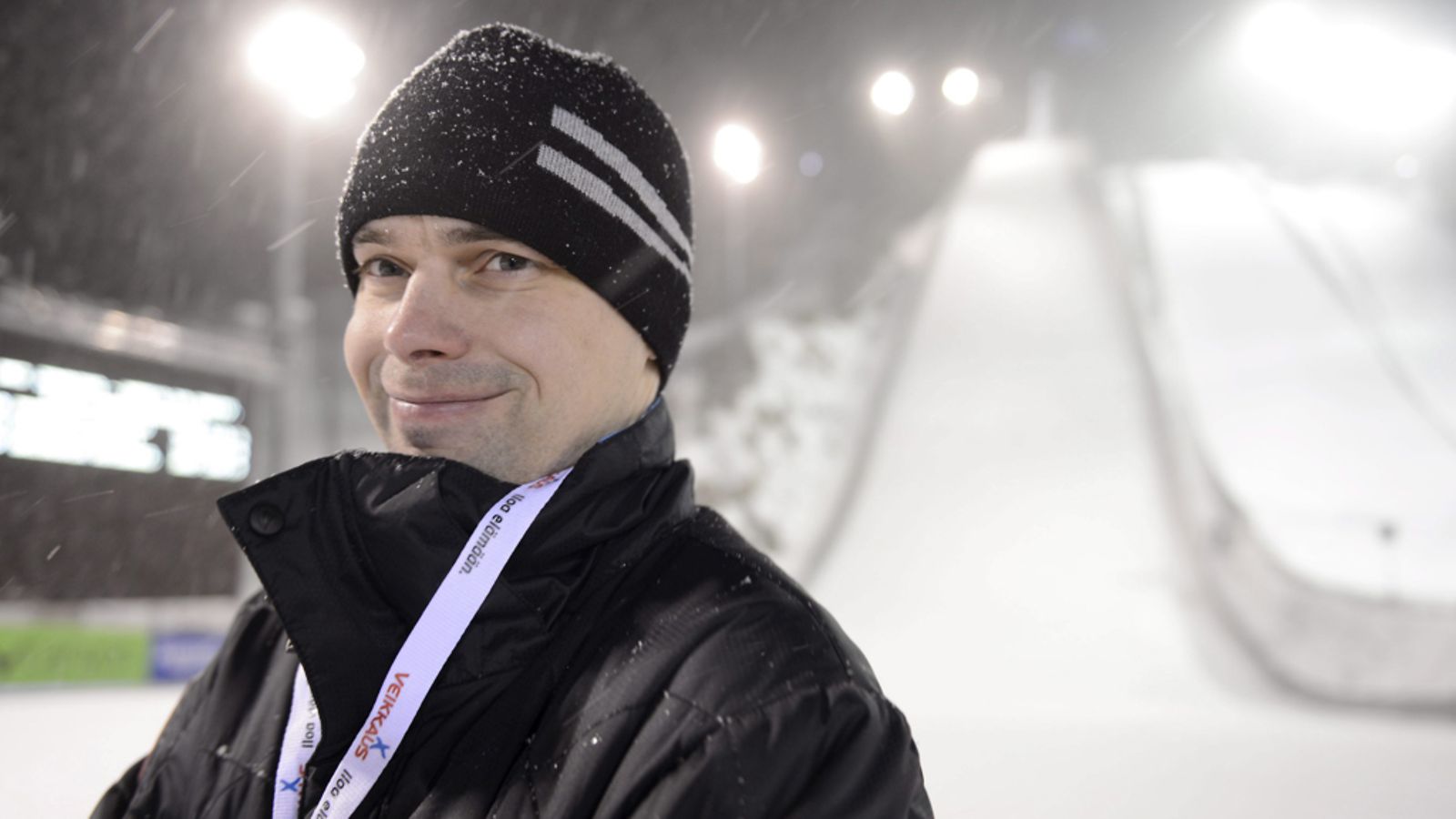 Matti Hautamäki Puijon kisojen yleisössä tiistaina.