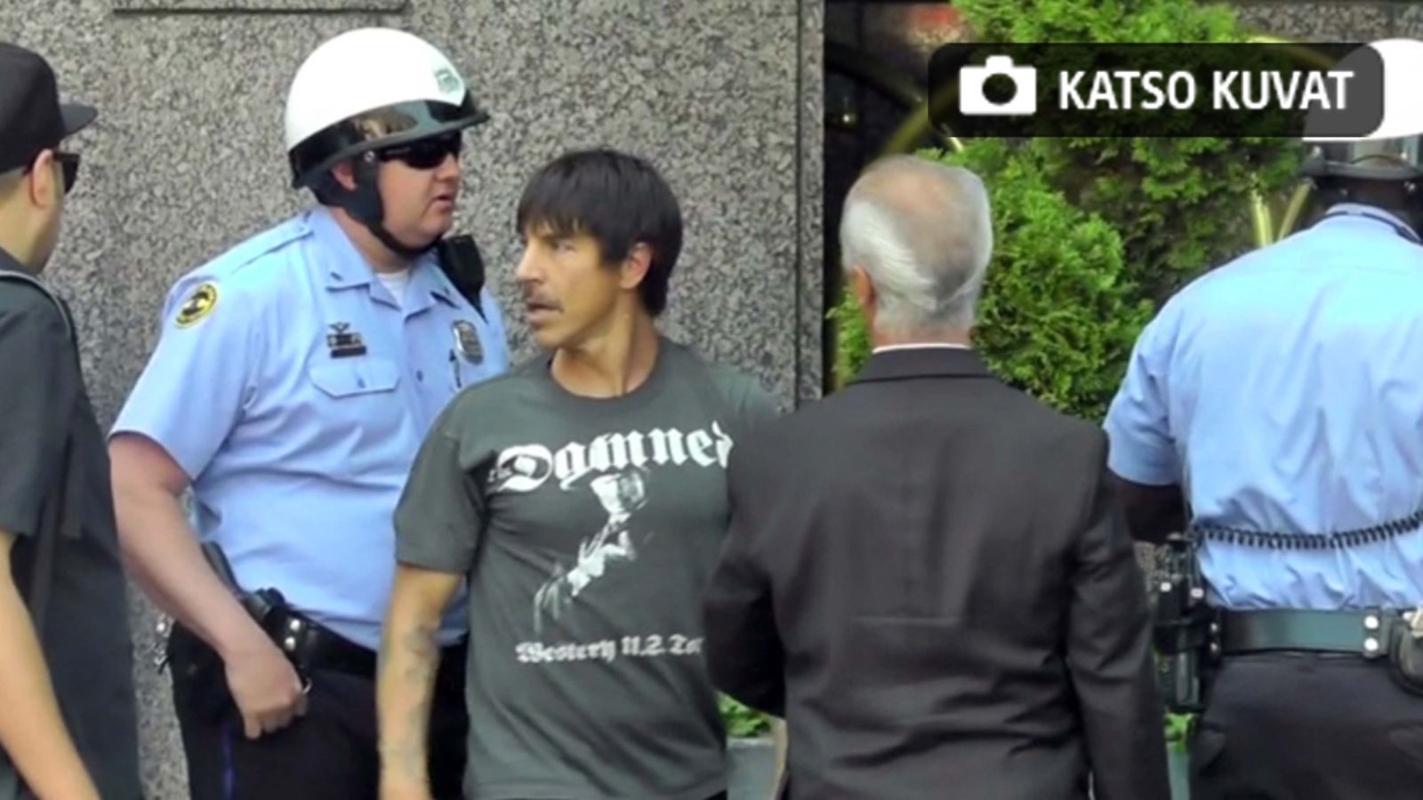 Red Hot Chili Peppers -laulaja Anthony Kiedis ongelmissa hotellin edustalla.