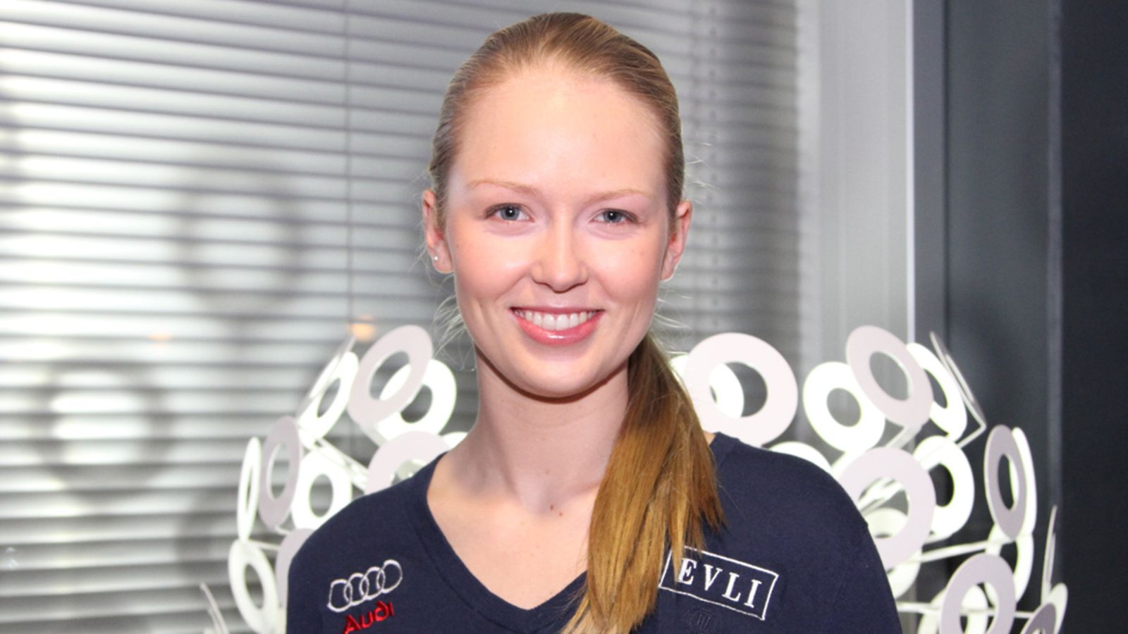 Mikaela Wulff on näyttävä nuori nainen.