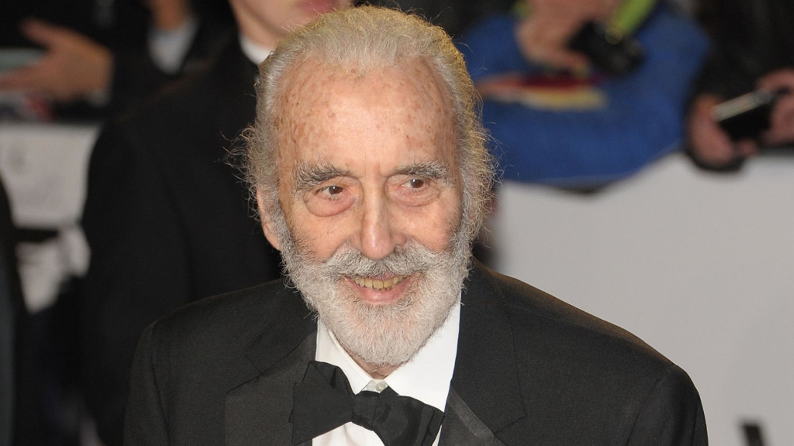 Sir Christopher Lee julkaisee albumin.