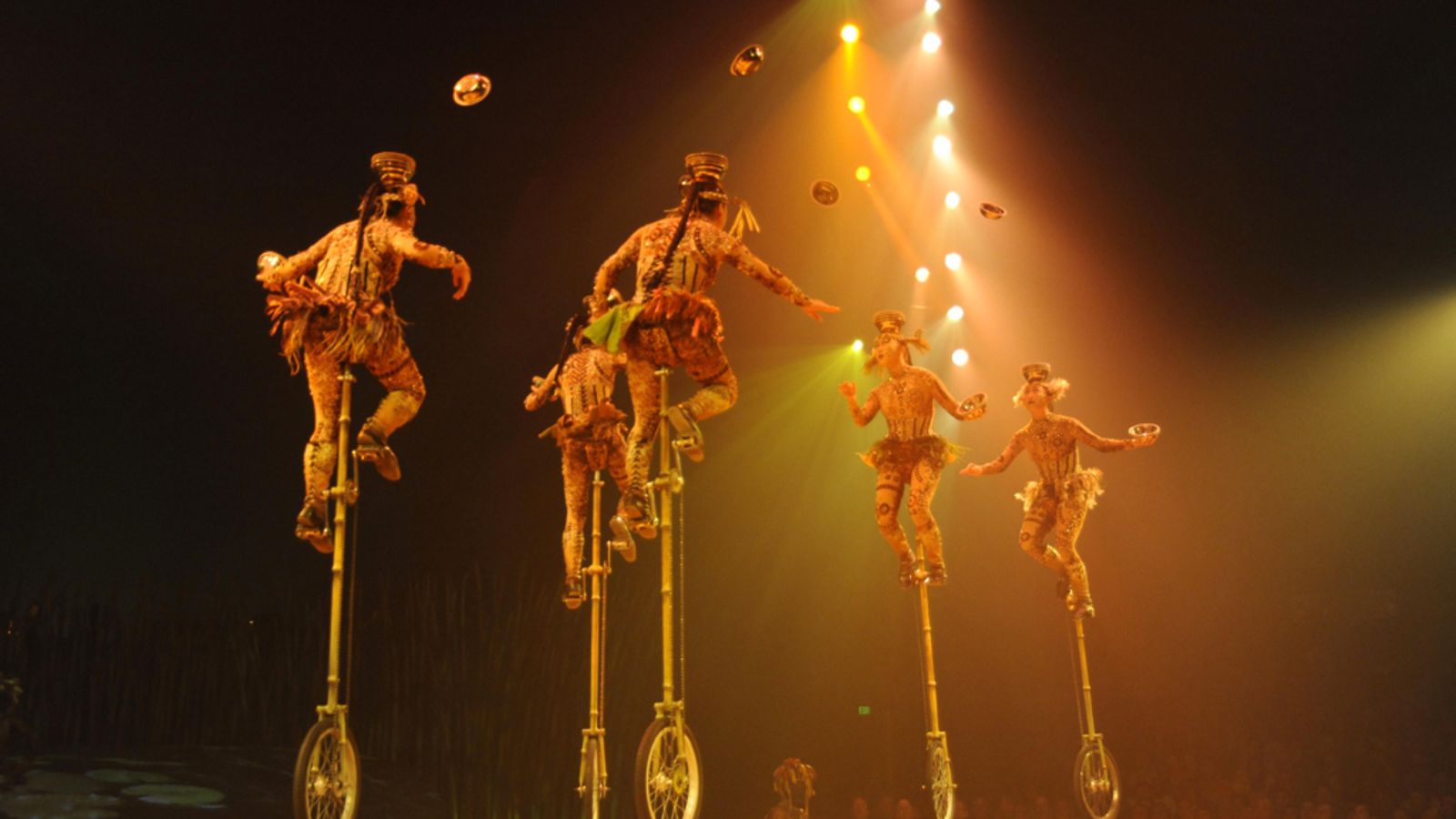 Cirque du Soleil tunnetaan hurjista tempuista.