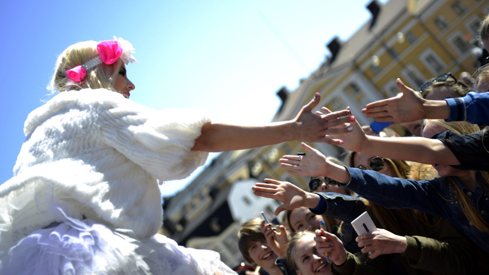 Suomen euroviisuedustaja Krista Siegfrids Marry me! -tapahtumassa Senaatintorilla Helsingissä 6. toukokuuta 2013.