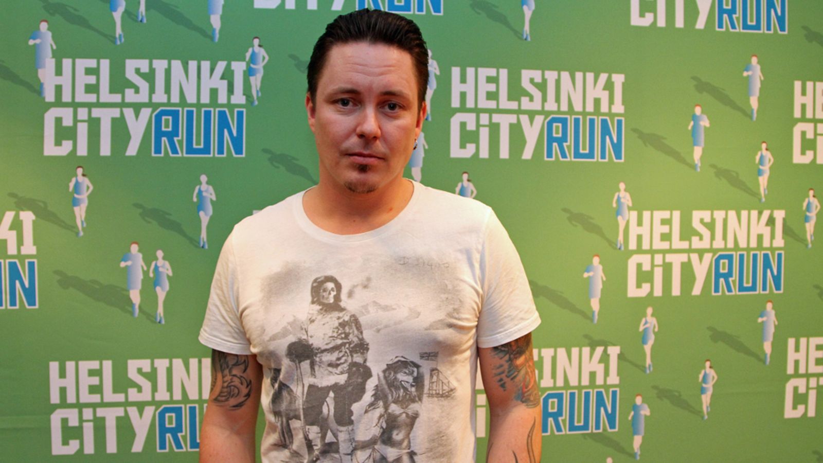 Mikko Sipola vaihtoi keikkamyyjää.