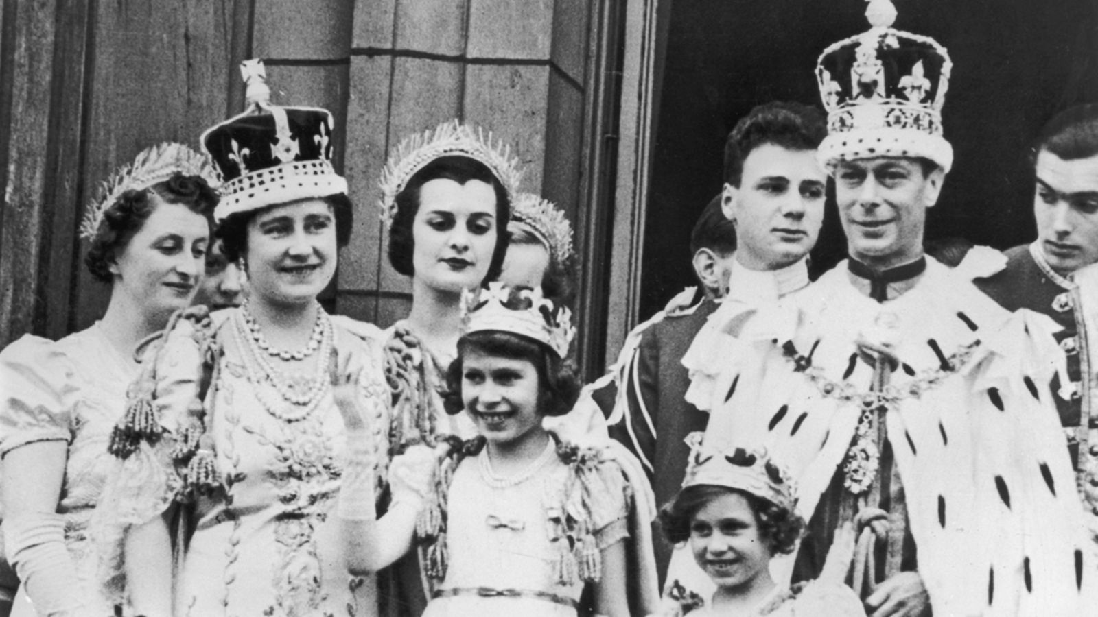 Kuningas Yrjö VI vaimonsa kuningatar Elisabetin ja tytärtensä prinsessa Elisabetin (nykyinen kuningatar, keskellä) ja prinsessa Margaretin kanssa.