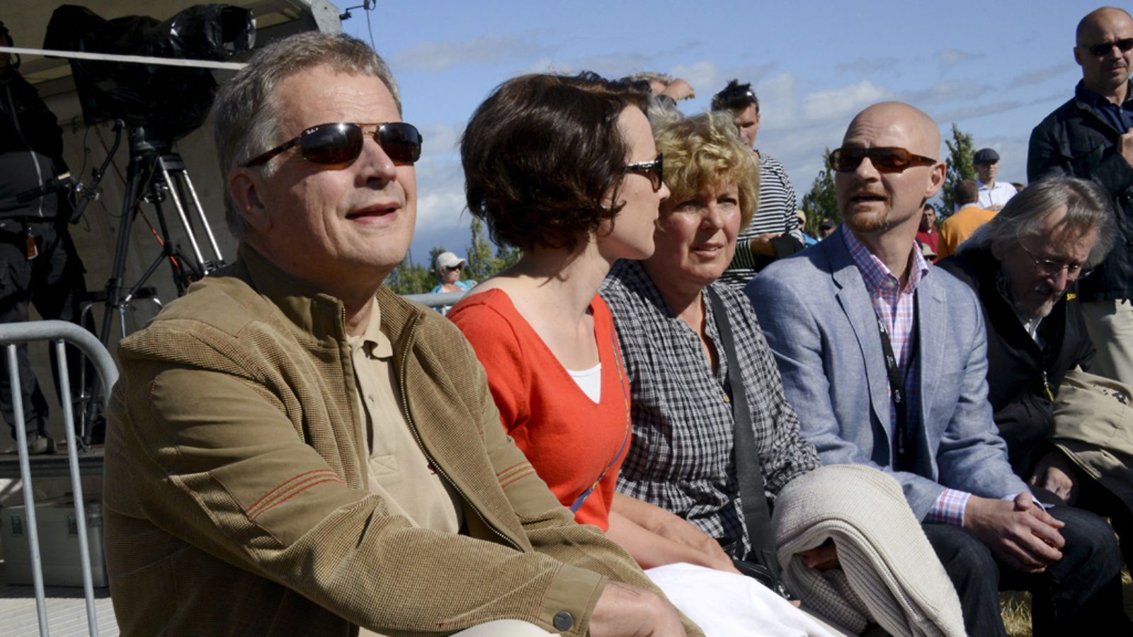 Sauli Niinistö ja Jenni Haukio seurasivat Loirin keikkaa aurinkoisessa säässä.