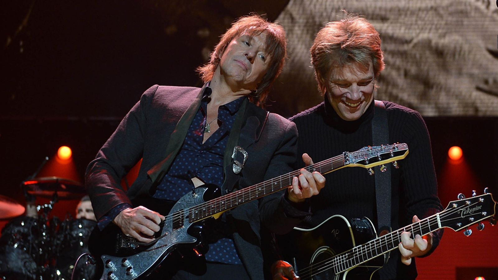 Richie Sambora ja Jon Bon Jovi lavalla joulukuussa.