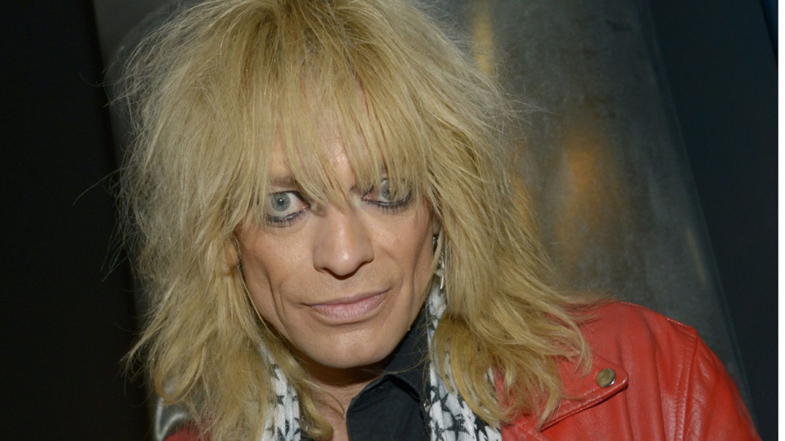 Michael Monroe seuraa Salkkareita.