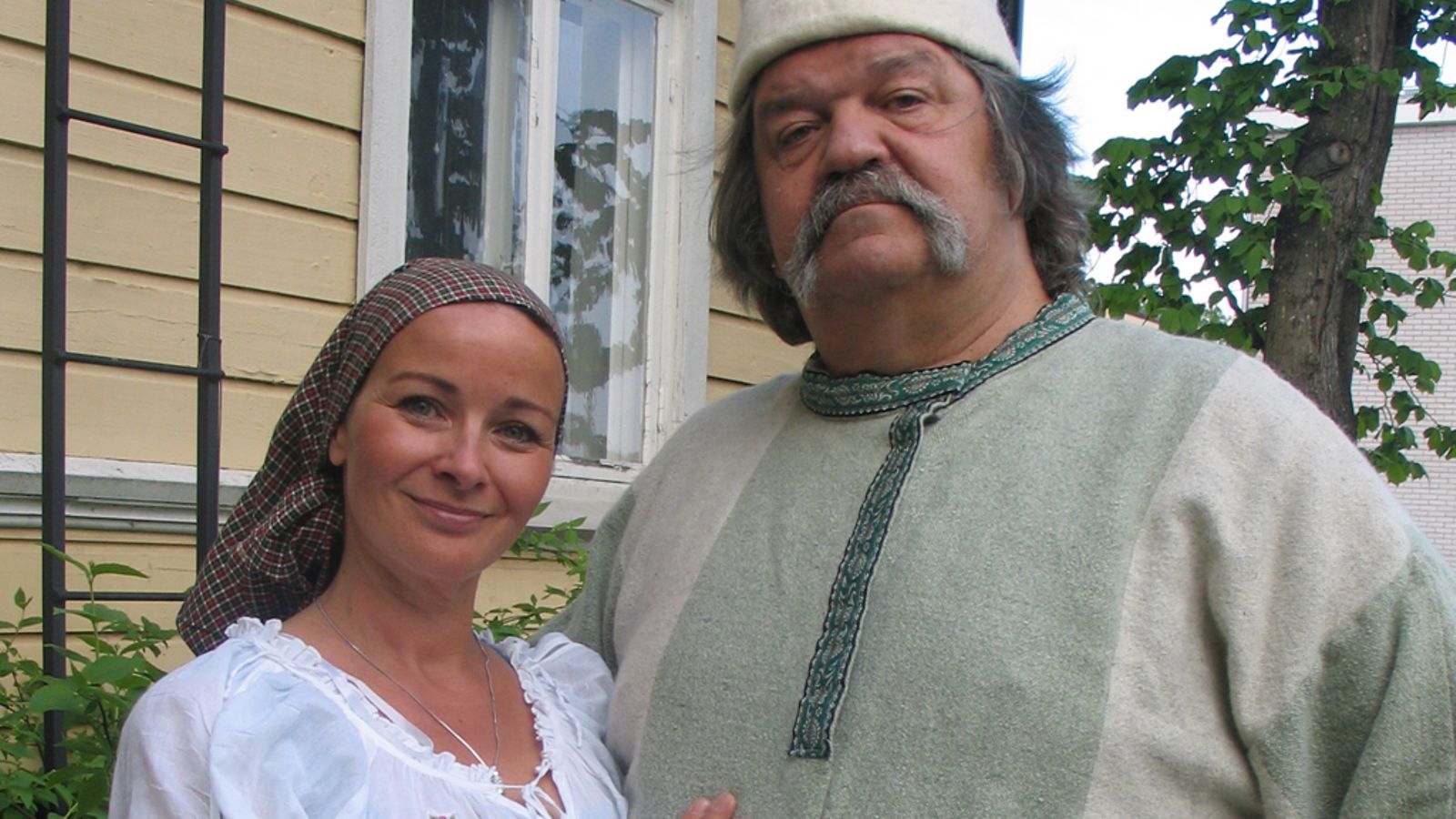 Salatut Elämät -sarjasta tuttu Johanna Nurmimaa näyttelee Porvoon kesäteatterissa.