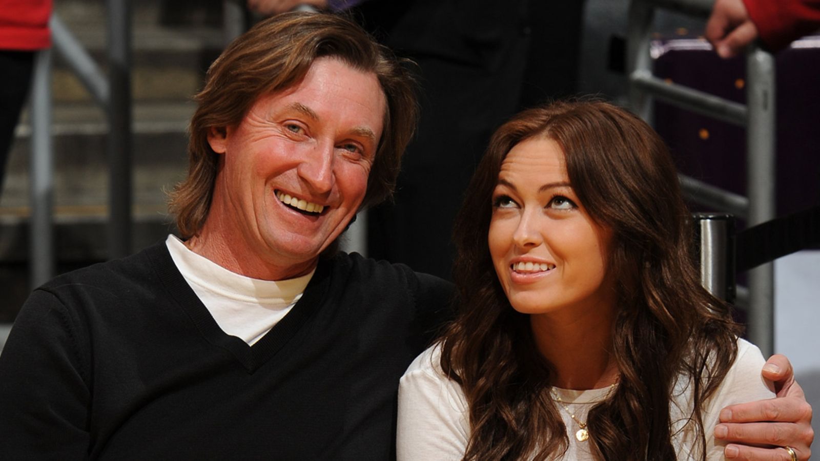 Wayne ja Paulina Gretzky koripallo-ottelussa tammikuussa 2011.