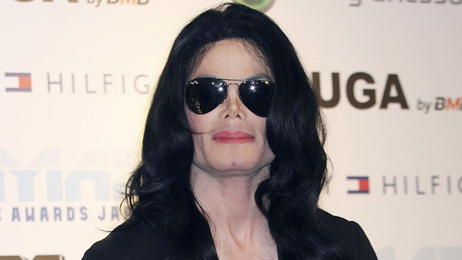 Kaksi vuotta sitten kuolleen Michael Jacksonin käyttämästä takista maksettiin yli miljoona euroa.