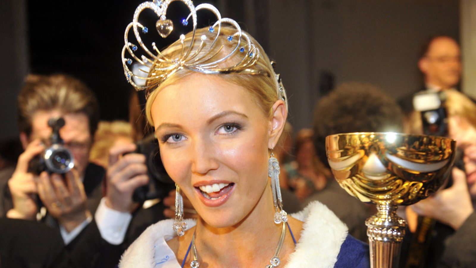 Essi Pöysti kruunattiin Miss Suomeksi maaliskuussa 2009.