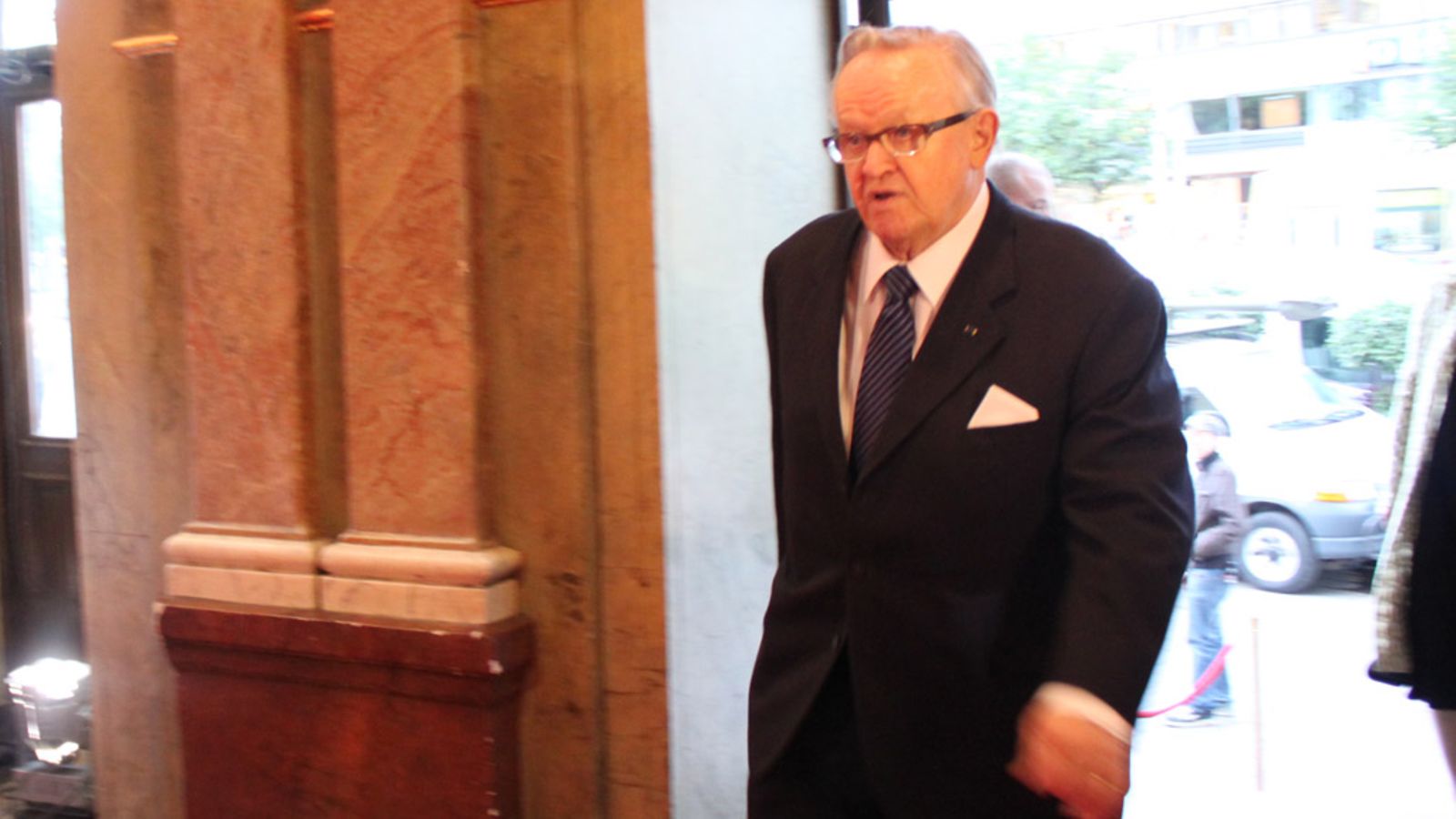 Presidentti Martti Ahtisaari saapui MTV3:n uutisten 30-vuotisjuhliin.