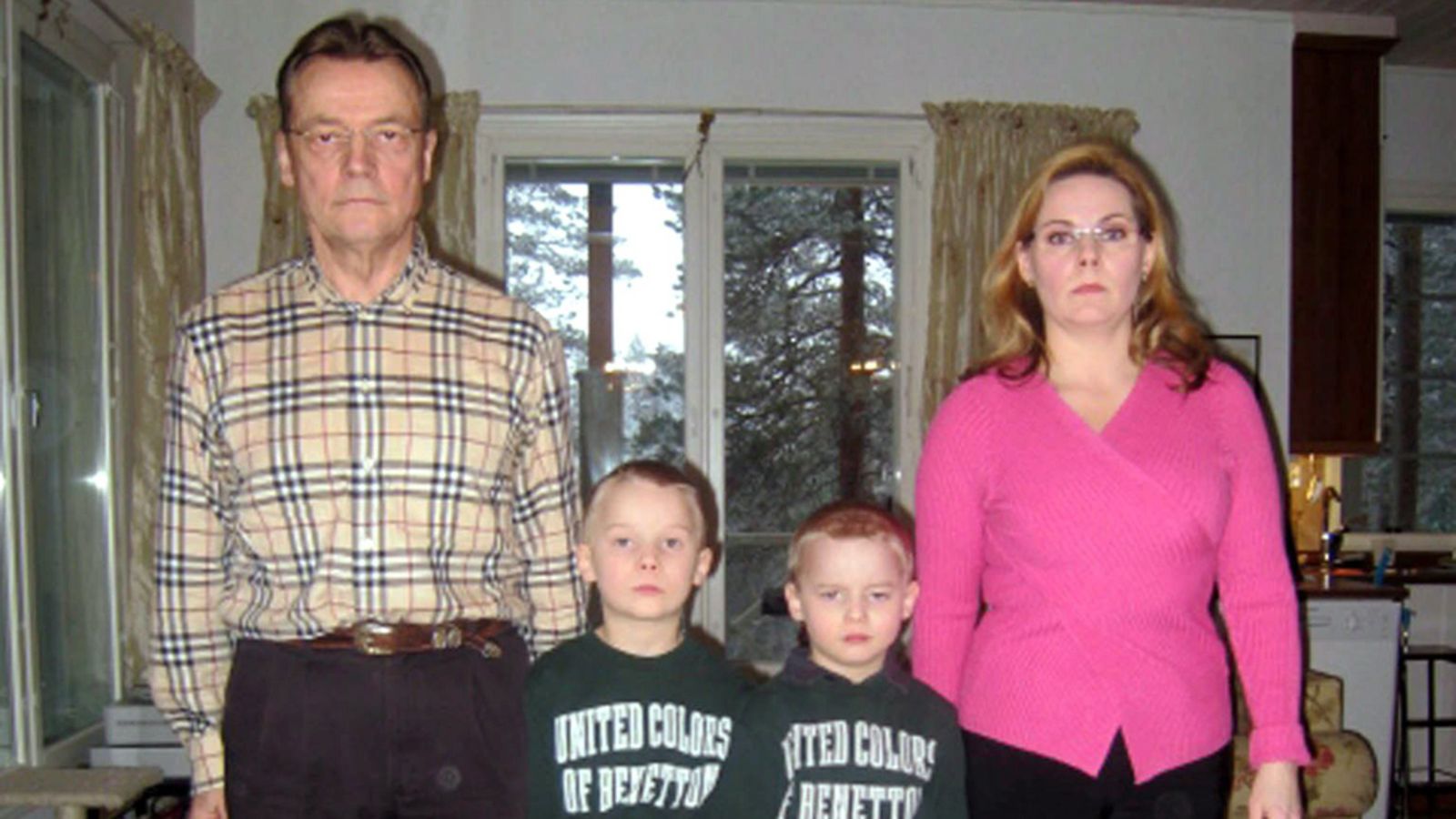 Timo T.A. Mikkonen ja Nina Mikkonen poikiensa Matiaksen ja Mikaelin kanssa vuonna 2009.