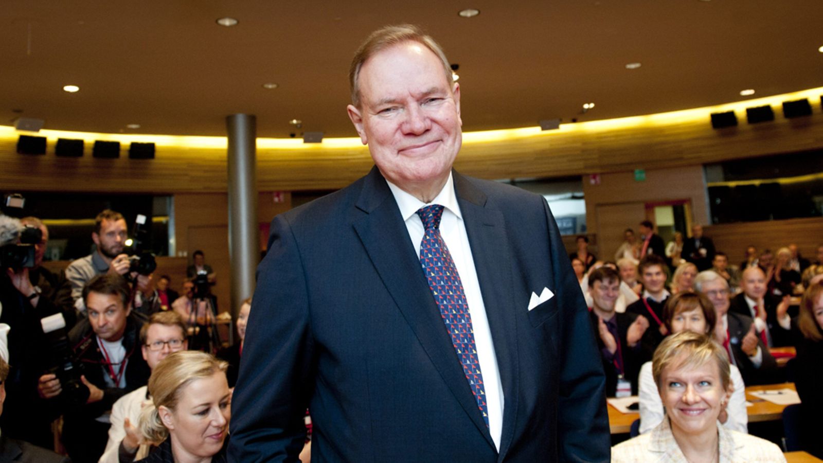 Paavo Lipponen asetettiin lauantaina 8.lokakuuta SDP:n presidenttiehdokkaaksi.