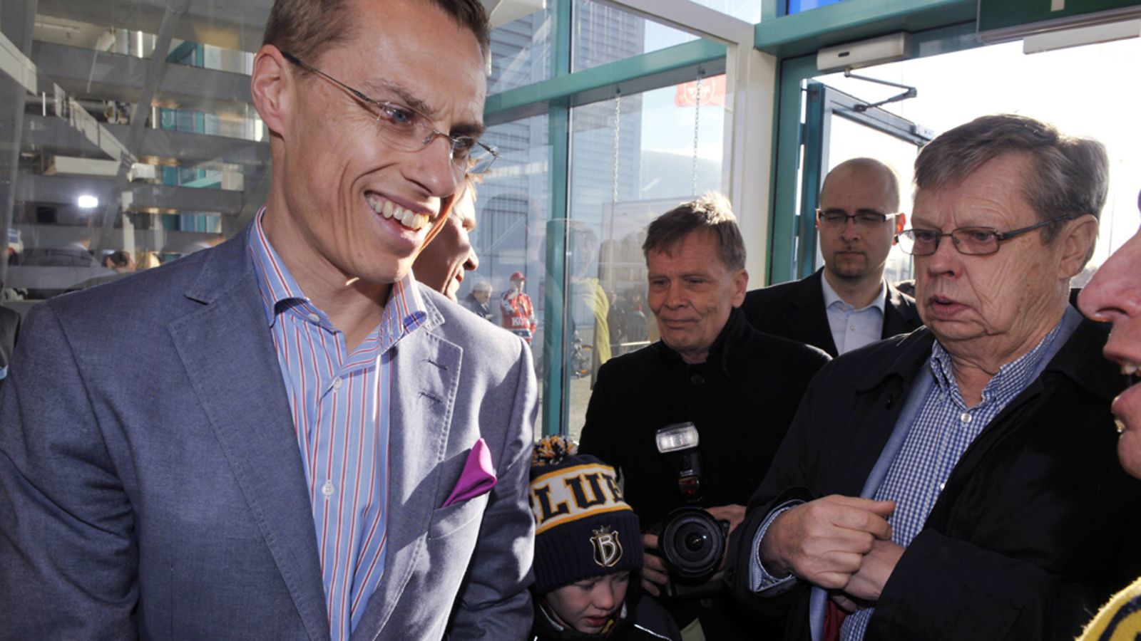 Alexander Stubb saapui katsomaan SM-finaaliottelua isänsä kanssa.