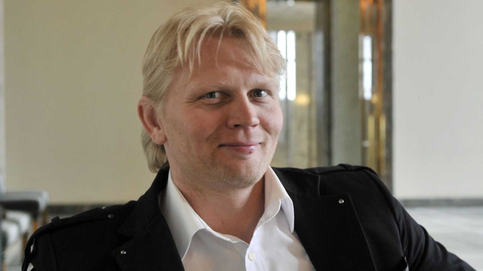 Marko Asell kampanjoi kondomien avulla.
