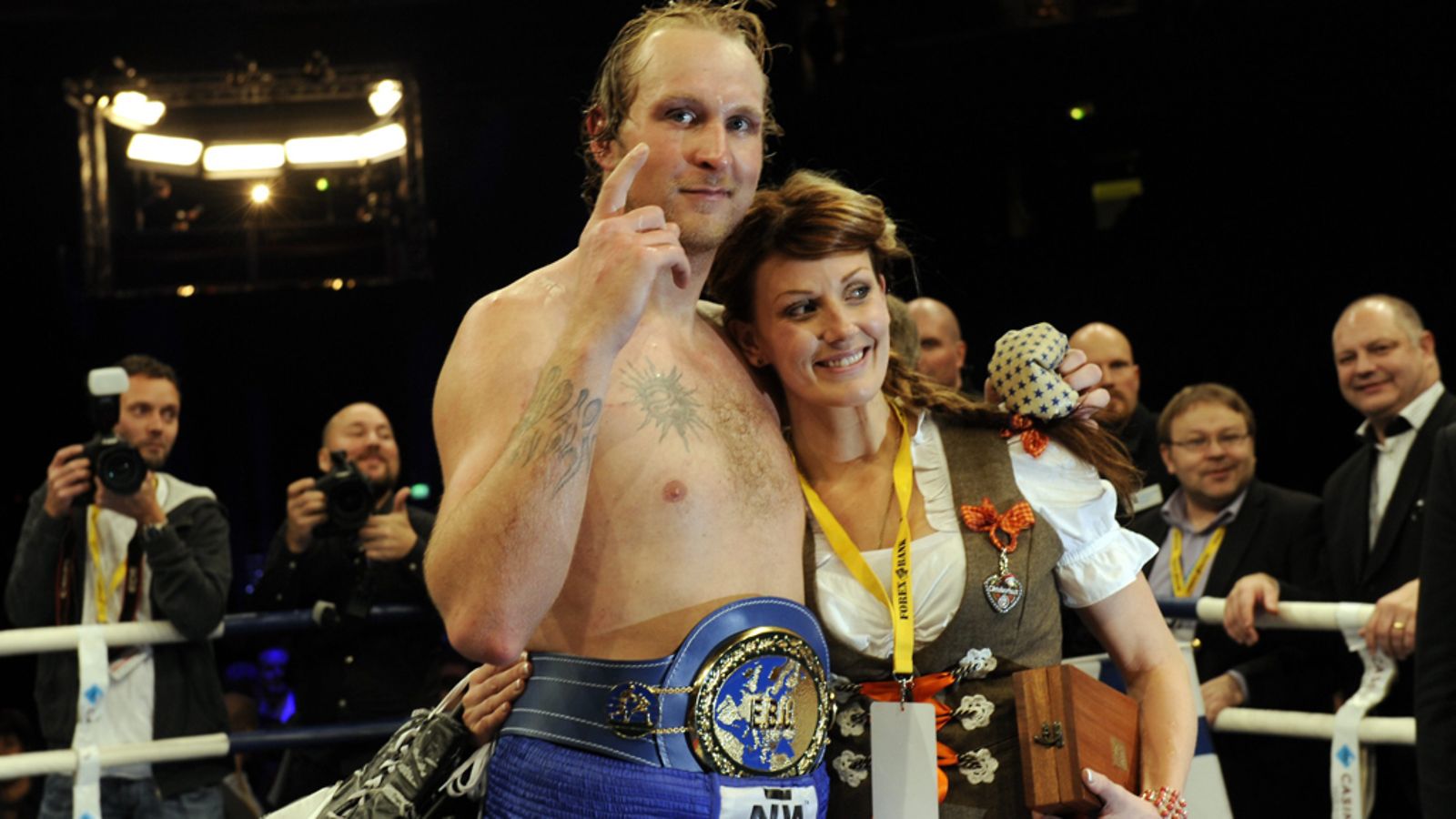 Robert Helenius ja Sandra Helenius kuhertelivat kehässä voitokkaan ottelun jälkeen.