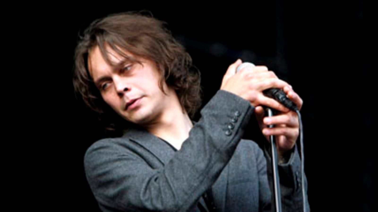 Ville Valo lämmittelee HIMin kanssa Metallicaa Tukholmassa 12.7.2007. (Kuva: EPA/Bertil Ericson)