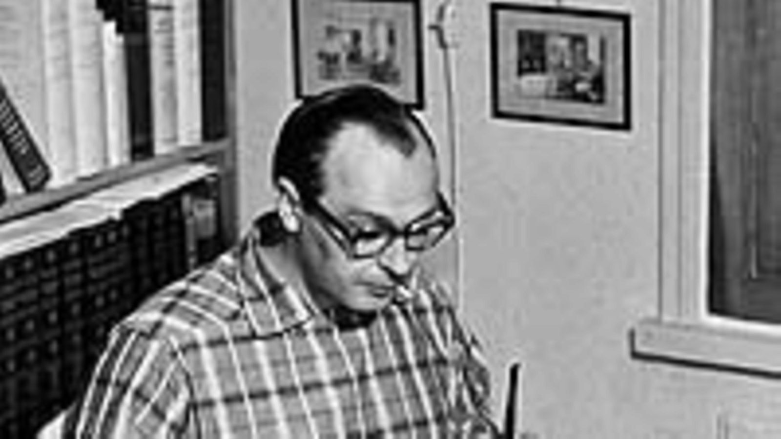 Tuomas Anhava Lauttasaaressa 26.8.1958. Kuva Eero Troberg, Otava.