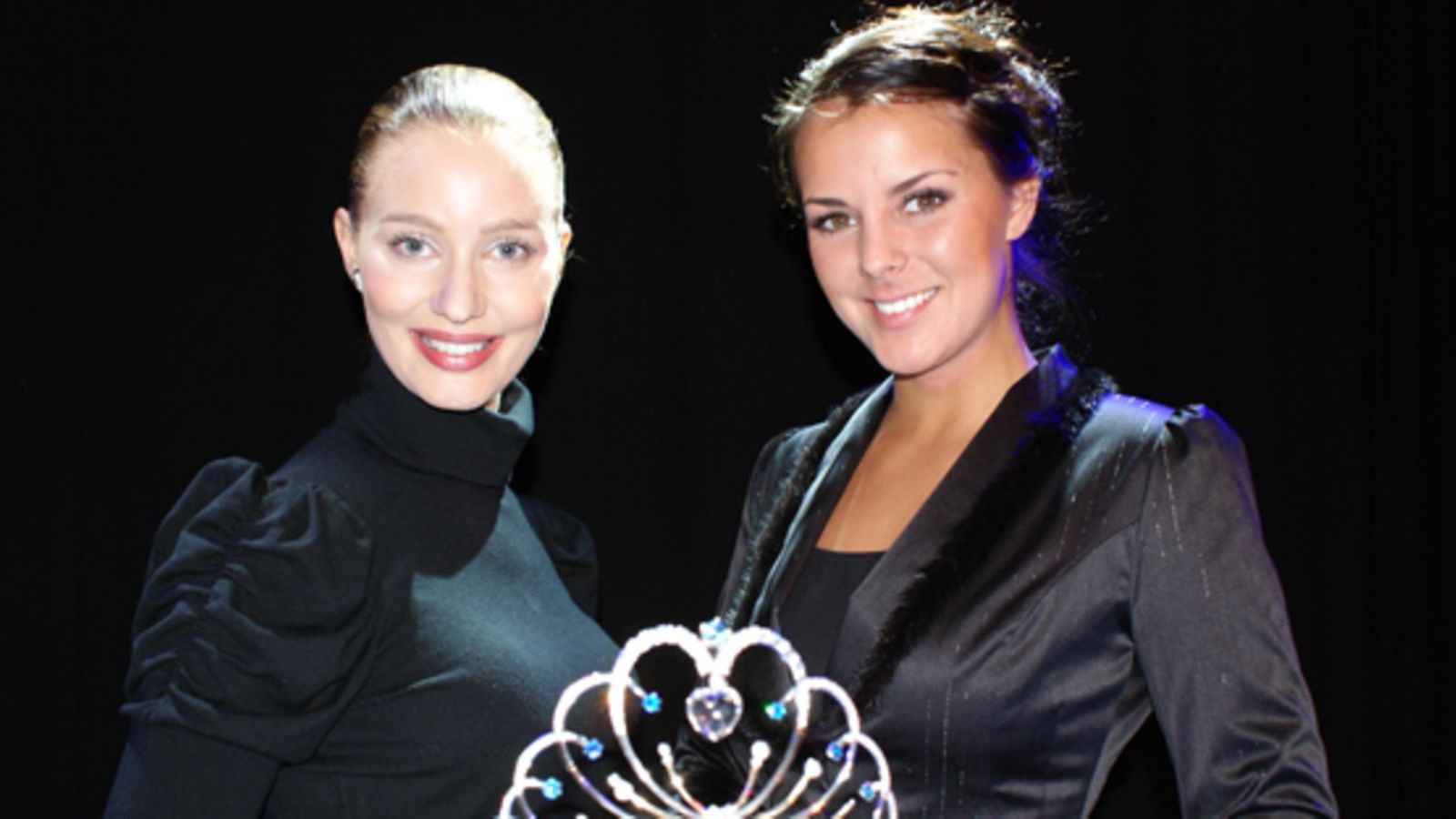 Vuoden 2007 Miss Suomi Noora Hautakangas ja vuoden 2008 Miss Suomi Satu Tuomisto (kuva:MTV3)