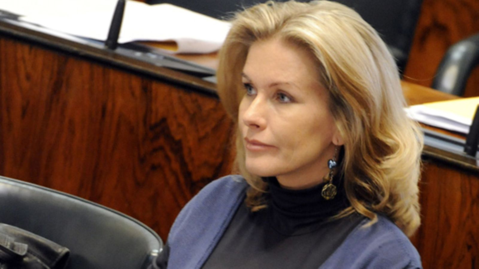 Tanja Karpela eduskunnan täysistunnossa 25. maaliskuuta 2009. (kuva: Lehtikuva)