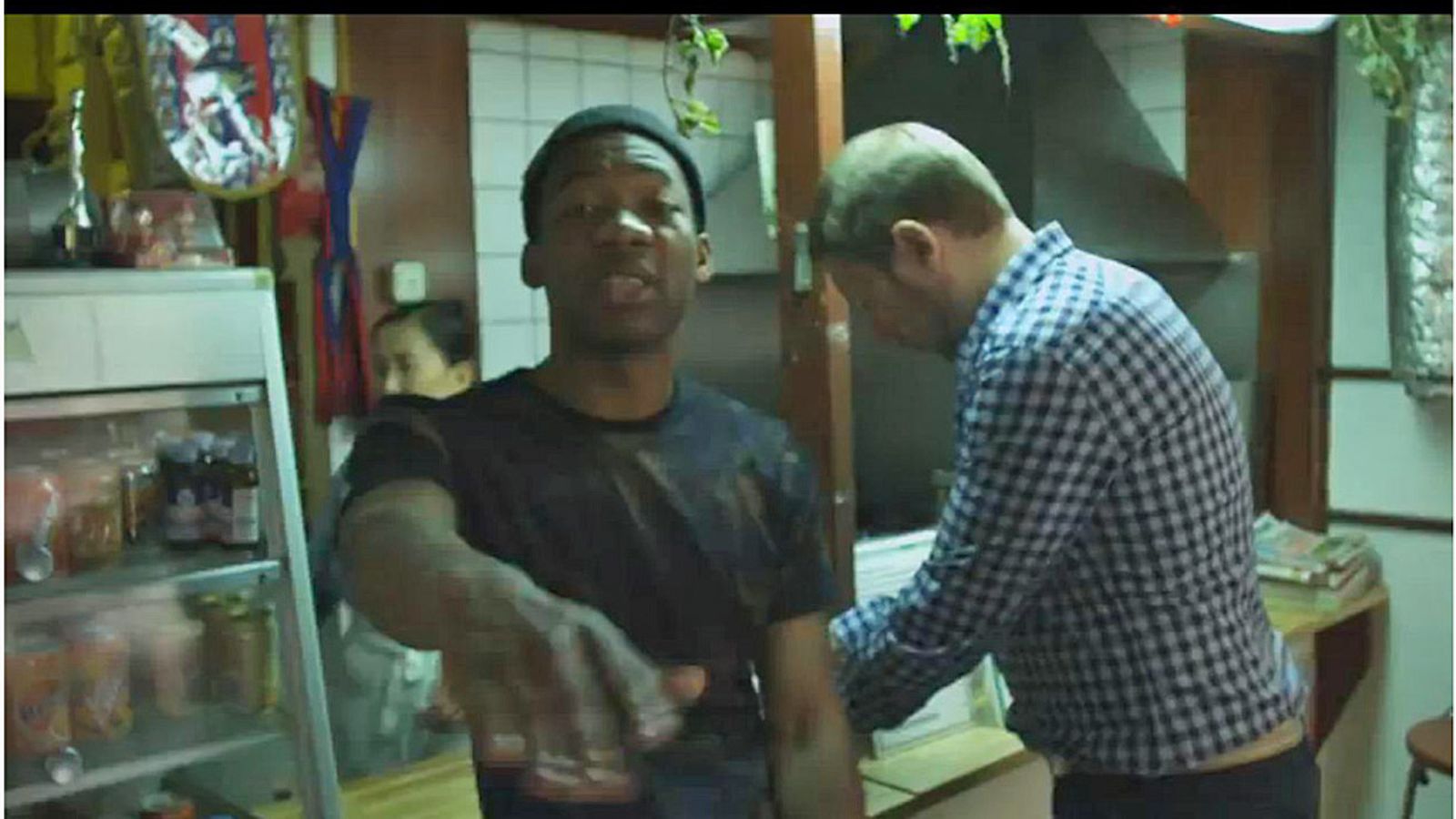 Paavo Arhinmäki rap-artisti Graciaksen Mon€y-videolla YouTubessa.