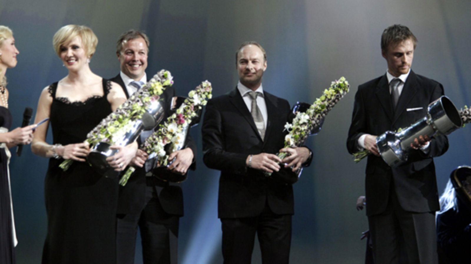 Virpi Sarasvuo os. Kuitunen, jääkiekkoilija Janne Ojanen ja pesäpalloilija Simo Eerikäinen (oik.) saivat erikoispalkinnon urheilu-urasta Suomen Urheilugaala 2011 juhlassa.