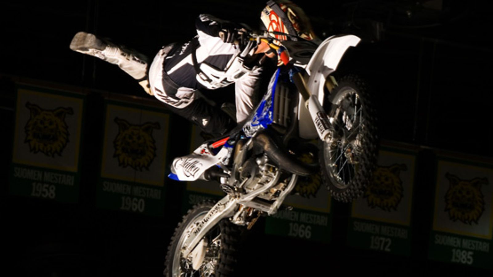 FMX-motoristi Jussi Seljas töissä.