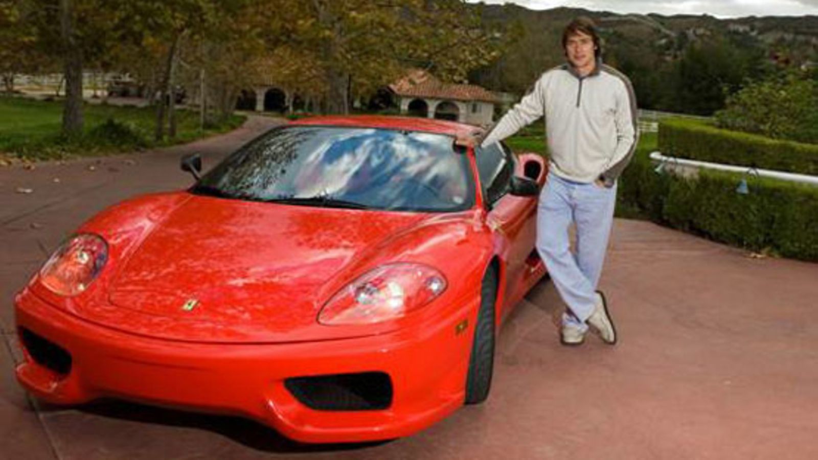 Teemu Selänne ja Ferrari 360 Challenge Stradale. (Kuva: Vesa Koivunen)